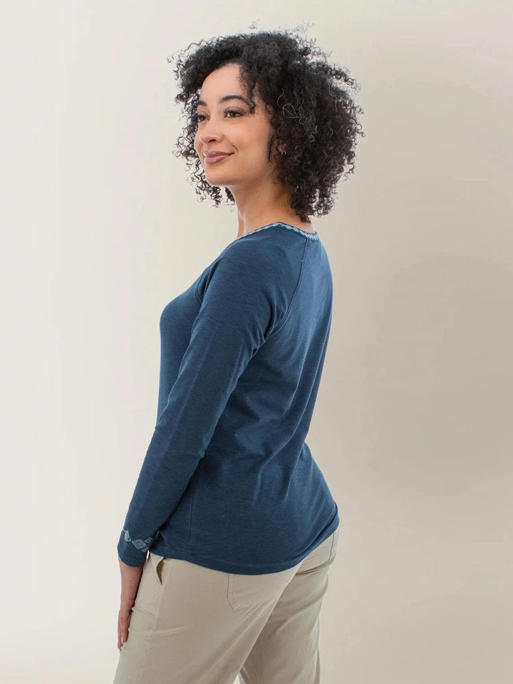 Aventura Women's Arctic Whisper Raglan Embroidered Top - Quest Outdoors