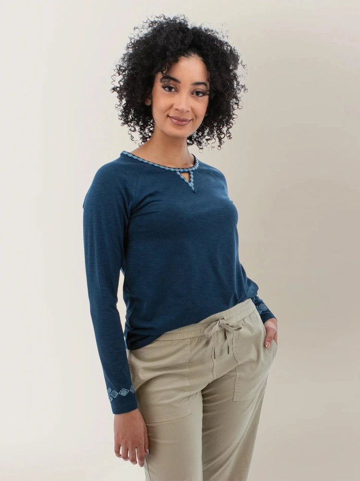 Aventura Women's Arctic Whisper Raglan Embroidered Top - Quest Outdoors
