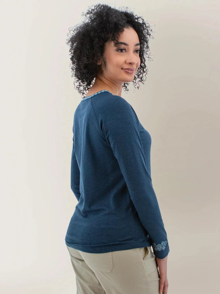 Aventura Women's Arctic Whisper Raglan Embroidered Top - Quest Outdoors